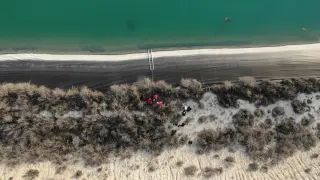 Imagen de dron del rescate del cuerpo del cazador en la balsa