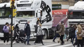 Protesta de los camioneros por el centro de Zaragoza el miércoles pasado.