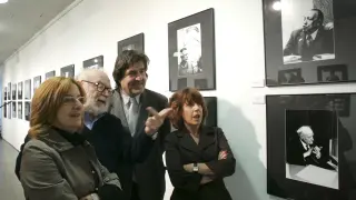 Mario Muchnik fue un editor apasionado y un entusiasta fotógrafo. Exp,uso en la Biblioteca de Aragón en noviembre de 2011. Aquí lo vemos con Mariví Broto, Ramón Miranda y Pilar Navarrete.