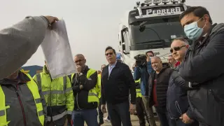Un grupo de transportistas, antes de iniciar una protesta este lunes en Zaragoza.