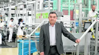El director de Tecnología y Operaciones de BSH España, José Juste, ayer en la  fábrica de La Cartuja.
