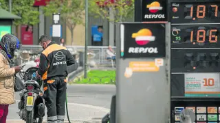 Una usuaria echa gasolina en una de las estaciones de servicio de Zaragoza.