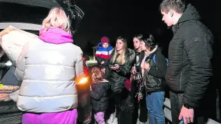 Algunos ucranianos se reencontraron con sus familiares en una parada de autobús.