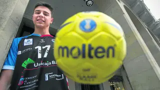 Diego Monzón sostiene la bola de balonmano.