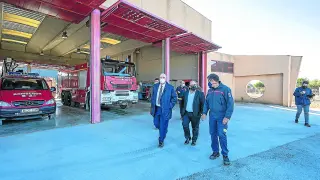 El presidente de la DPT y alcalde de Calamocha, Manuel Rando; y el vicepresidente, Alberto Izquierdo, en la base de bomberos de la capital del Jiloca.