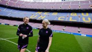 La aragonesa Mapi León (derecha) durante el entrenamiento en el Camp Nou, que este miércoles albergará su primer partido femenino oficial.
