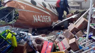 Una avioneta se estrella contra supermercado en México y causa varios heridos