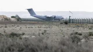 Uno de los A400M que llevó armas regresa a Zaragoza con 30 refugiados