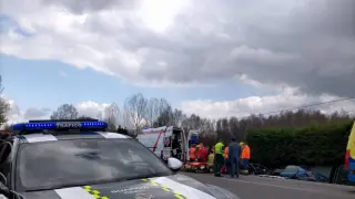 Los servicios de emergencia desplazados al lugar del accidente tuvieron que emplear material de excarcelación para liberar al conductor fallecido