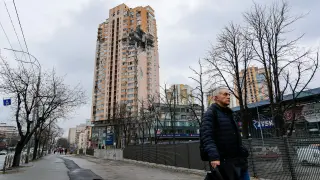 Un hombre camina en las calles de Kiev.
