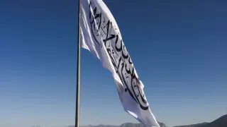 La bandera talibán en Kabul.