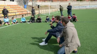 Luis Milla, junto al concejal de Deportes de Teruel, Carlos Aranda, ha dado una charla a jóvenes apasionados con el fútbol.