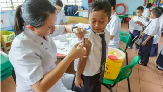 Un niño recibe la vacuna BCG, la única actualmente aprobada contra la tuberculosis.