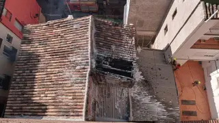 Estado en que ha quedado el tejado del edificio en el que se ha registrado el incendio.