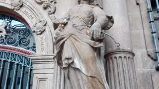 La estatua de la Justicia del Ayuntamiento de Pamplona.
