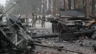 Soldados ucranianos inspeccionan armamento rusa destruido tras retomar la aldea de Dmitrivka, cerca de Kiev