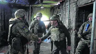 Zelenski visita a tropas ucranianas que combaten en Donetsk.
