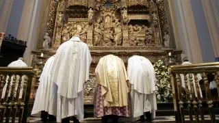Cuatro sacerdotes se inclinan ante el altar mayor del Pilar. En las misas en latín, los curas daban la espalda a la congregación, administraban la comunión en la boca y hombres y mujeres estaban separados en las iglesias.