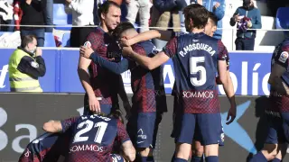 Los jugadores del Huesca celebran el gol de Ignasi Miquel ante el Almería