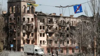 Vecinos de Mariúpol en las calles devastadas por los bombardeos rusos.