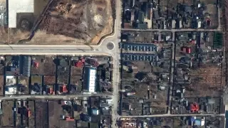 Imagen de satélite en la que se observan objetos tendidos en el suelo con un tamaño similar al de un humano.