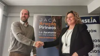 Juan Carlos Artero y Marian Bandrés tras la firma de la unión de AEJ y Acomseja.