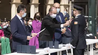El presidente aragonés, Javier Lambán, entrega la Medalla al Mérito Policial al inspector Ángel Loras por haber salvado la vida a un bebé infartado en plena calle.