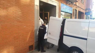 Momento del levantamiento del cadáver en Oviedo