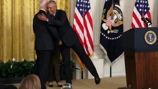 Obama abraza a Biden en la Casa Blanca