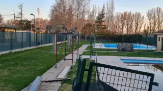 Obras en las piscinas de Rivas, barrio rural de Ejea de los Caballeros.