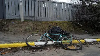 El cadáver de un ciclista en las calles de Bucha