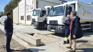 El presidente Daniel Gracia visitando con el técnico de Servicios y un operario los nuevos camiones y lavadero.