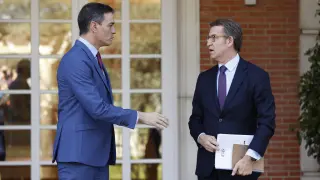 Pedro Sánchez y Alberto Núñez Feijoo posan en las escaleras de La Moncloa