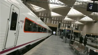 Un tren regional de Renfe en la estación de Delicias de Zaragoza. gsc