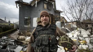 Vlad Malyshev ante los restos de su casa, destruida por un misil que impacto contra ella.