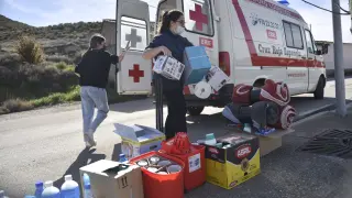 Voluntarias de Cruz Roja descargan material para habilitar la residencia de Alcalá de Gurrea como centro de acogida de refugiados ucranianos de Cruz Roja Huesca.