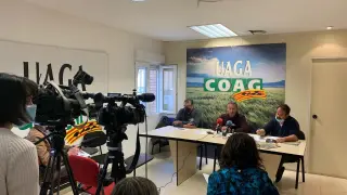 Óscar Moret, David Andreu y Vicente López, en la rueda de prensa de UAGA sobre los daños por las heladas.