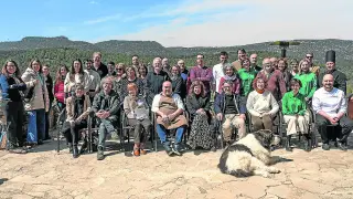 Foto de familia de buena parte de los participantes en el foro y del equipo de La Torre del Visco.