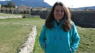 Ana González, guía y primera mujer en la directiva de la AEGM, en la Ciudadela de Jaca.