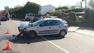 Accidente de tráfico, colisión entre coche y moto en Bergondo