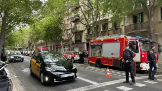 Incendio causado por una explosión en el número 73 de la calle València, en el distrito del Eixample de Barcelona.
