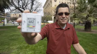 José Luis Jiménez, en la plaza de San Francisco de Zaragoza con un medidor de CO2.