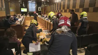 Los bomberos lanzaron papeles, camisetas y cascos al suelo una vez empezado el pleno.