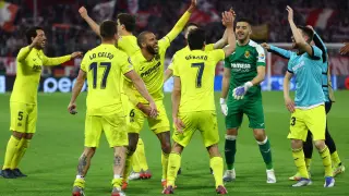 Los jugadores del Villarreal celebran su histórico pase a semifinales