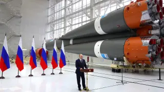 Tsiolkovsky (Russian Federation), 12/04/2022.- Russian President Vladimir Putin makes an entry in the book of honorary visitors at the Vostochny cosmodrome outside the city of Tsiolkovsky, some 180 km north of Blagoveschensk, in the far eastern Amur region, Russia, 12 April 2022. (Rusia, Roma) EFE/EPA/MIKHAIL KLIMENTYEV / KREMLIN POOL / SPUTNIK MANDATORY CREDIT RUSSIA GOVERNMENT PUTIN