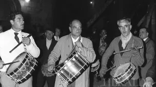 El cineasta disfrutando con amigos en la Semana Santa de Calanda. Año 1963.