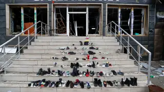 Zapatos en las escaleras de un comercio destruido en Mariúpol
