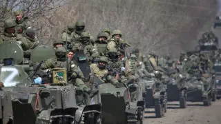 Tanques rusos en su camino hacia Mariúpol