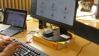 Una mujer trabajar en un ordenador de la Administración aragonesa