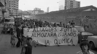 Protesta en el barrio de La Almozara para exigir el cierre de la Industrial Química.
